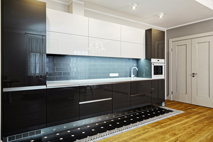 Elegants virtuves risinājums studio tipa dzīvoklim