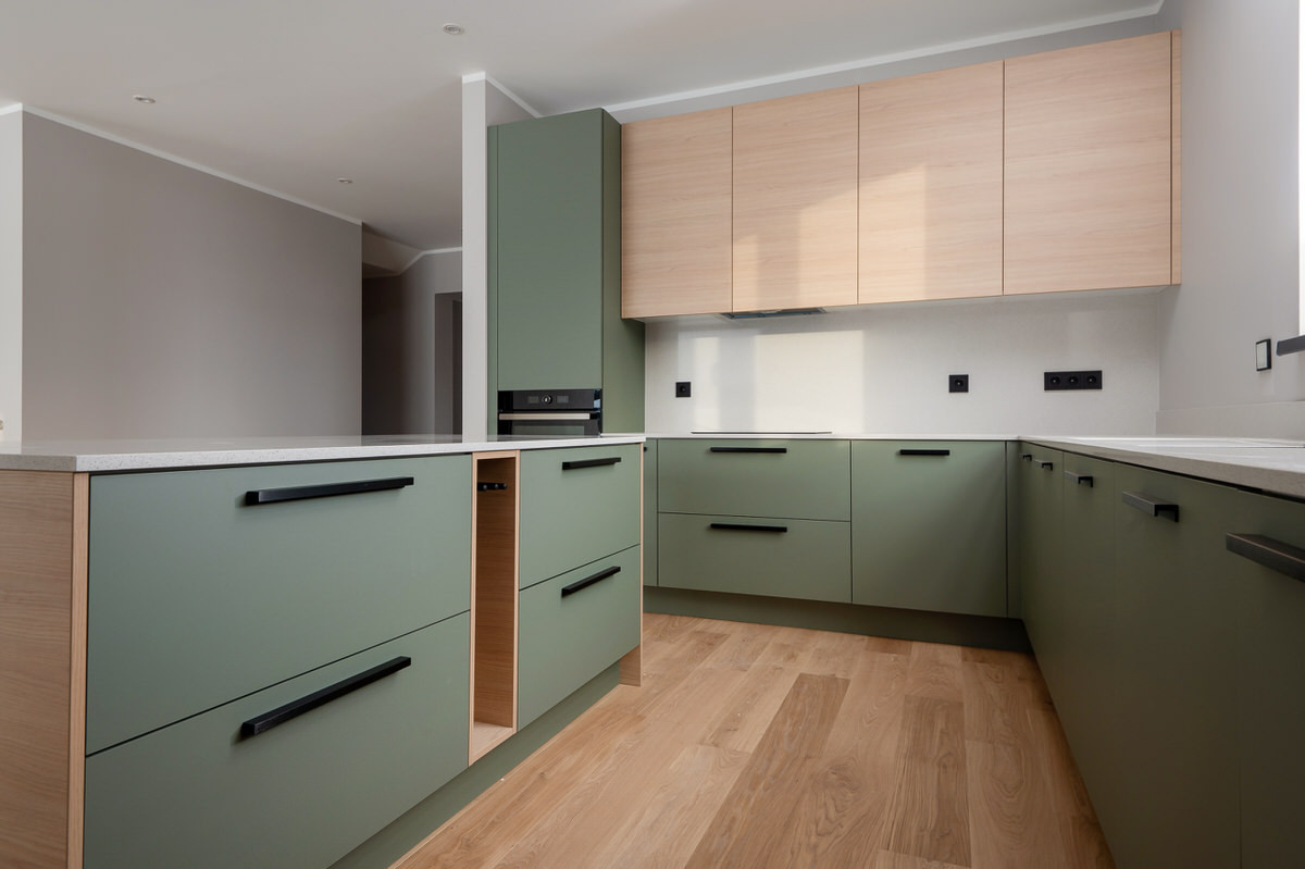 Virtuves mēbeles ar zaļām fasādēm