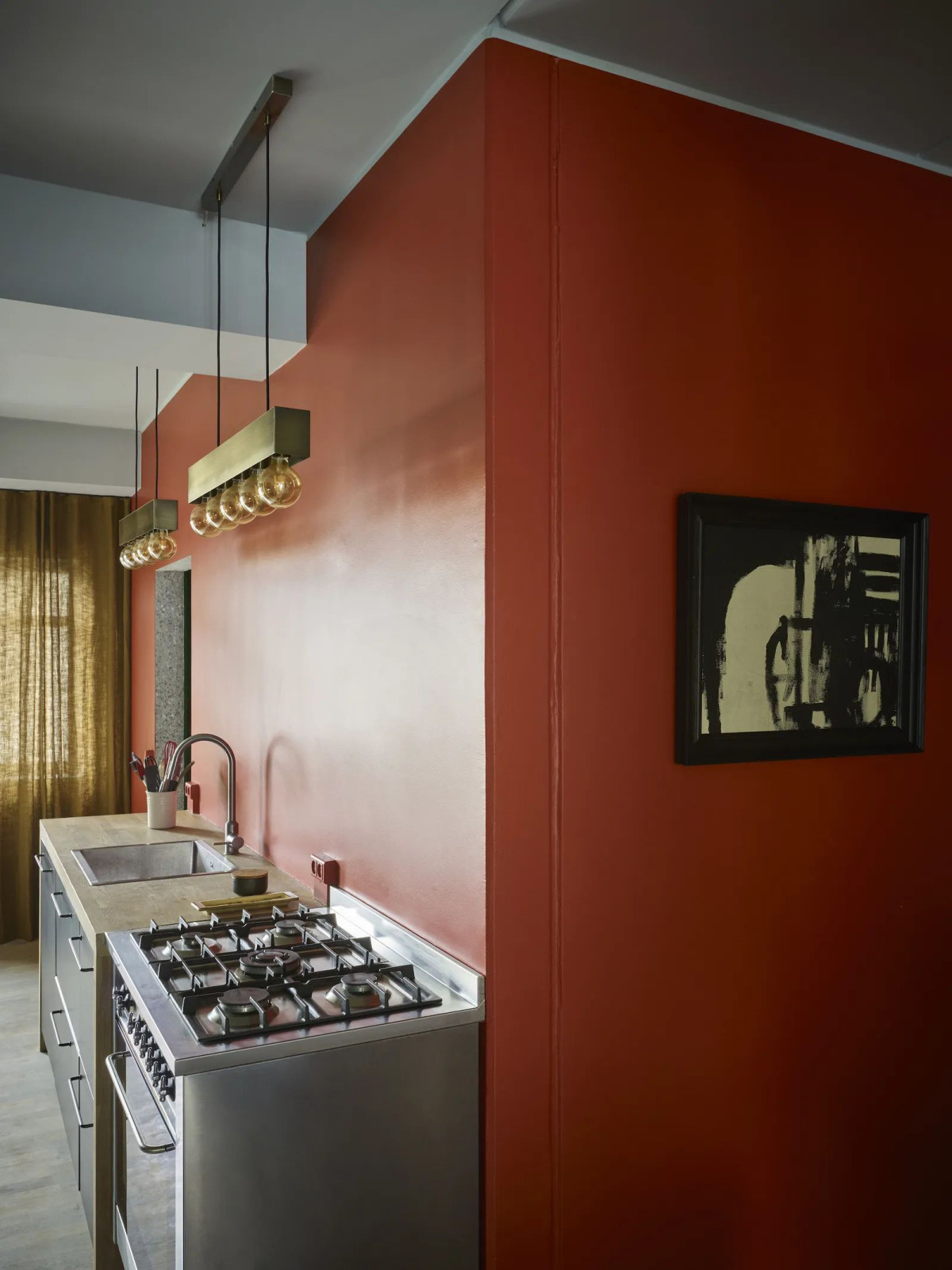Sarkana krāsa uz sienas ar virtuvi