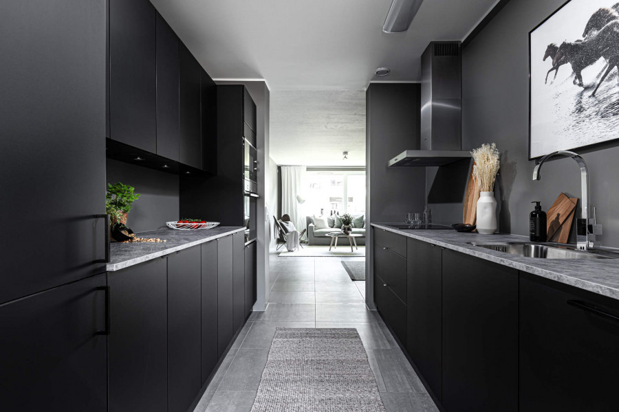 Tumša krāsu palete virtuvē - jaunākā aktualitāte