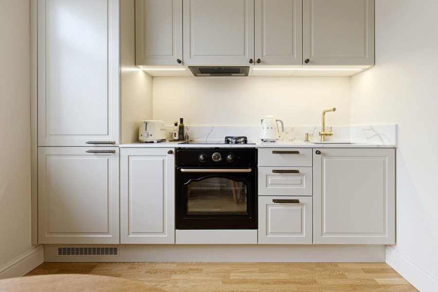 Klasiskās virtuves mēbeles ar antīkās dizaina pieskaņas akcentiem
