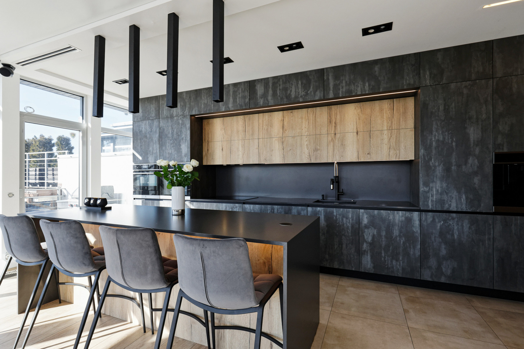 Virtuves kopskats, kurā harmoniski apvienojušies moderna dizaina elementi, pelēkā krāsa un izsmalcināti aksesuāri