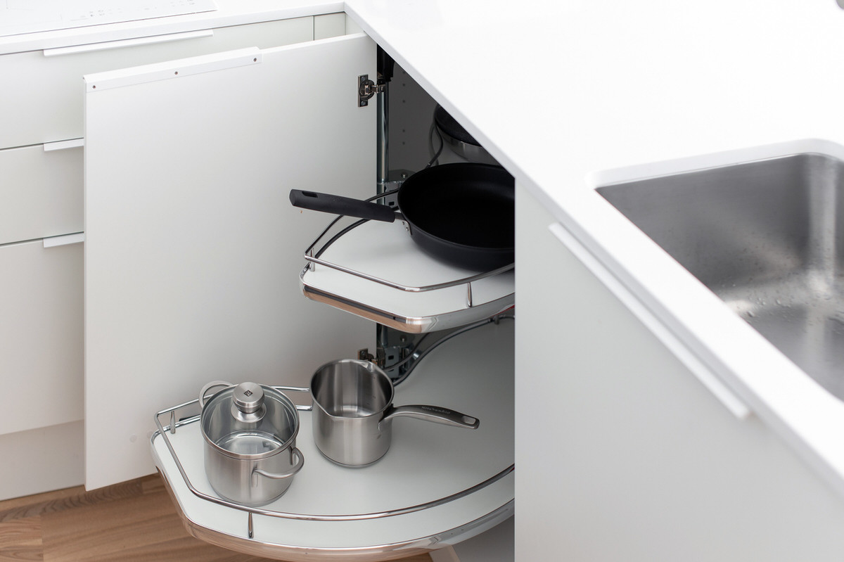 Funkcionāla virtuve ar Vauth-Sagel izvelkamo grozu sistēmu, kas nodrošina efektīvu un organizētu lietu glabāšanu