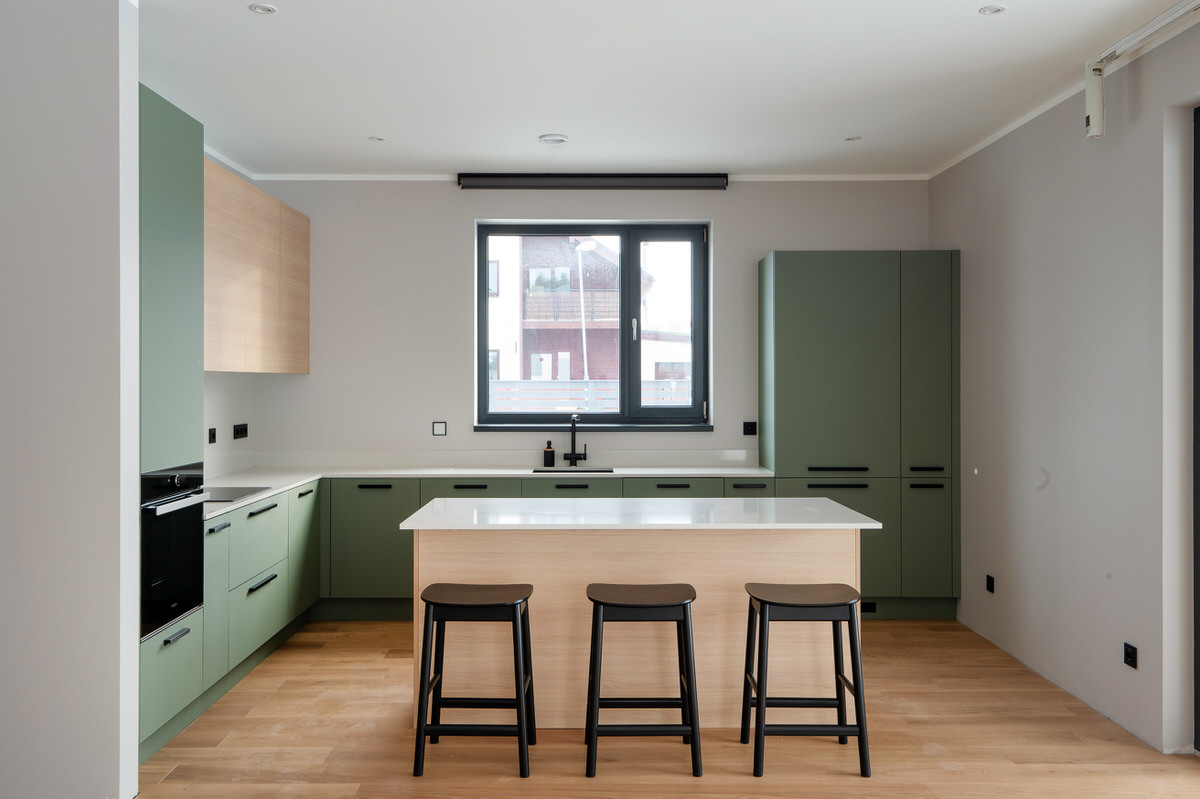 Modernas virtuves mēbeles ar zaļām fasādēm.