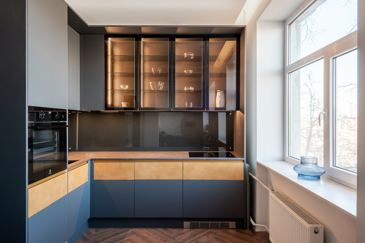 Kompakta stūra virtuve ar modernām iekārtām un stilīgu dizainu, optimizējot izmantojamās telpas efektivitāti.