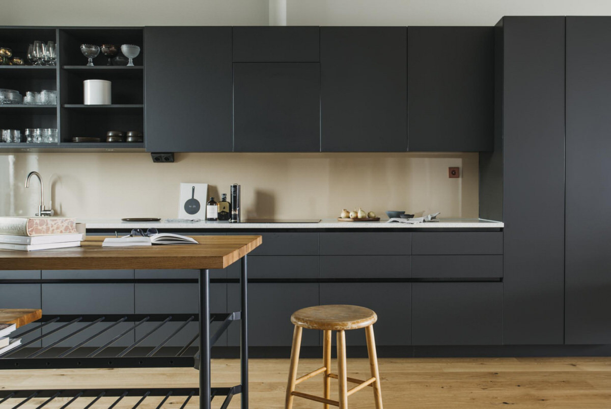 Elegants virtuves dizains melnā krāsā