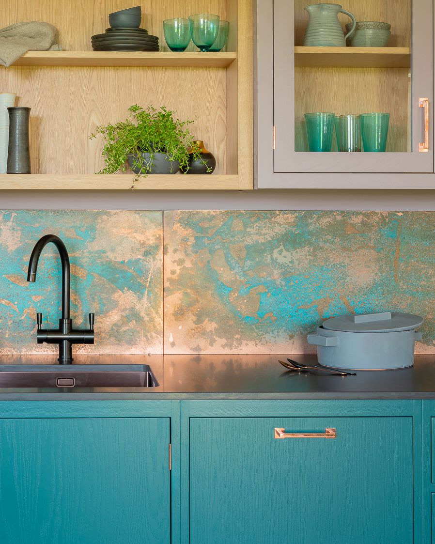 Virtuve ar zila dekora plēvi