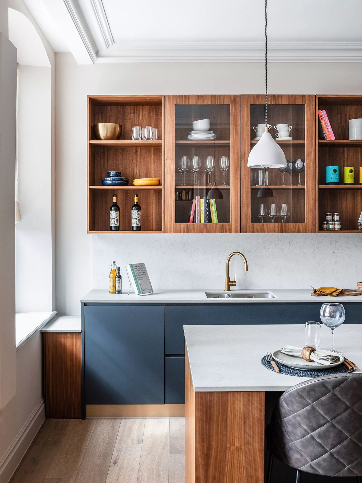 Virtuves mēbeles ar zilām fasādēm