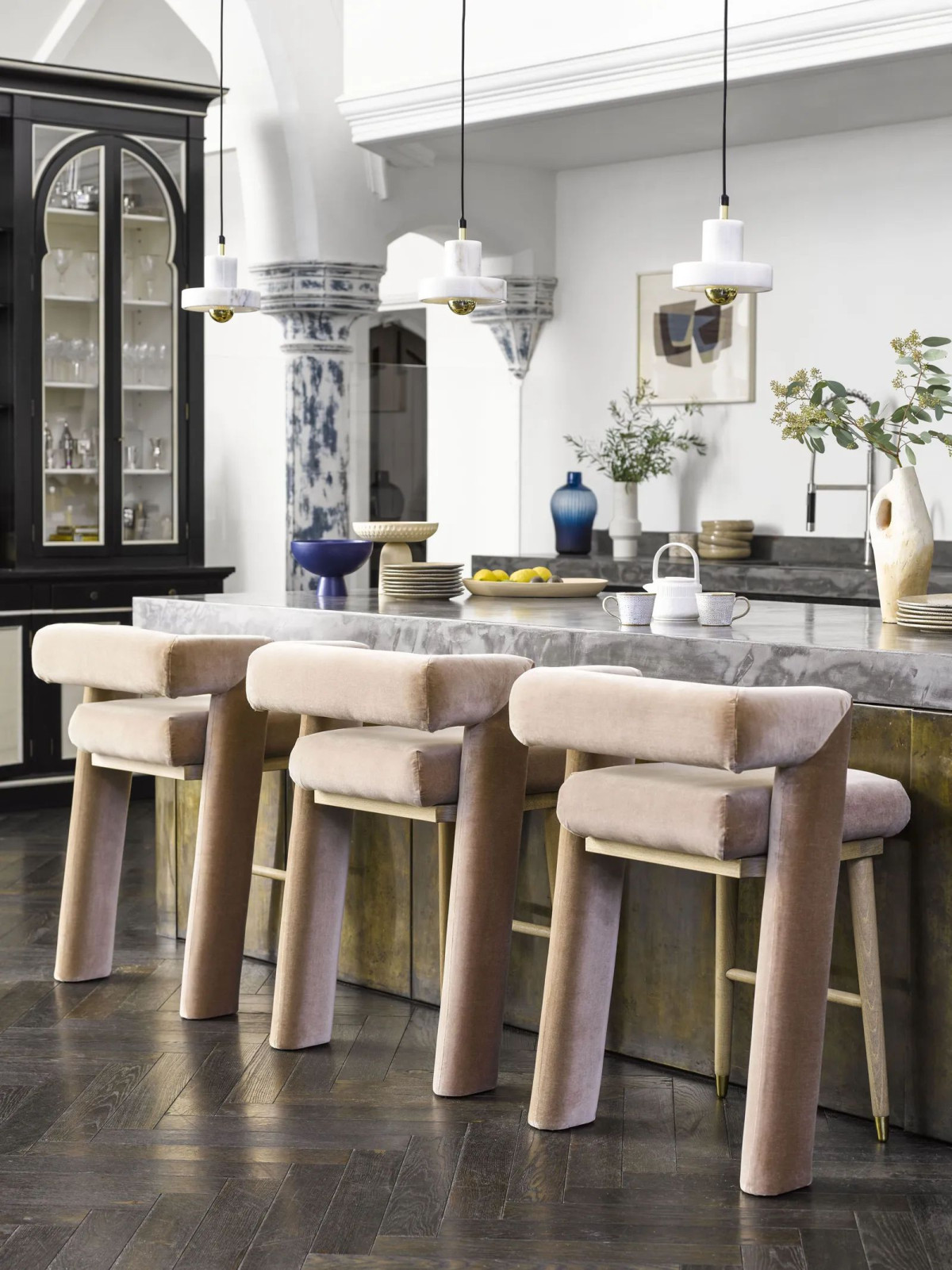 Virtuve ar salu kurai ir marmora galda virsma