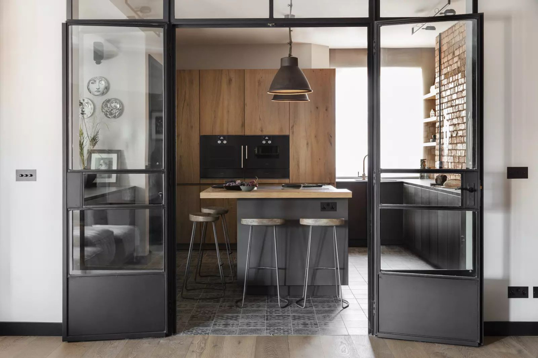 Studio tipa virtuve melnā krāsā