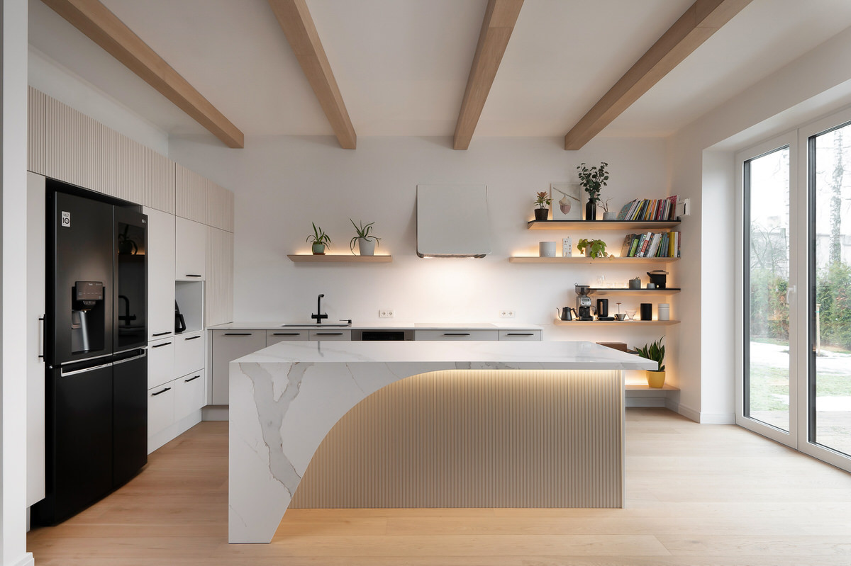 Moderna gaiša virtuve pie divām sienām ar individuāla dizaina salu