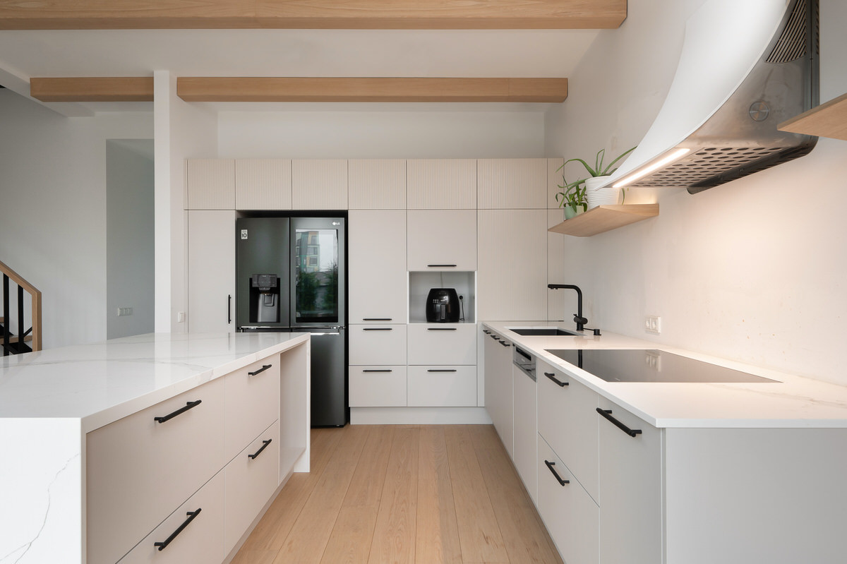 Mūsdienīgas virtuves mēbeles pie divām sienām ar virtuves salu
